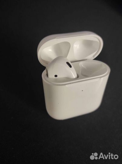 Левый наушник AirPods и Кейс