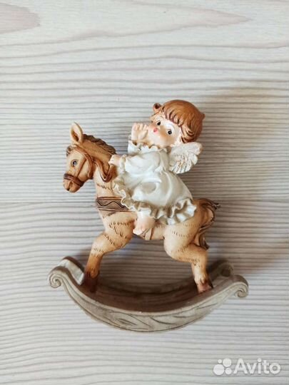 Фигурка подарочная девочка на лошадке-качалке