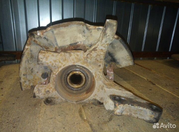 Кулак (цапфа) передний левый Kia Sportage 2 D4EA