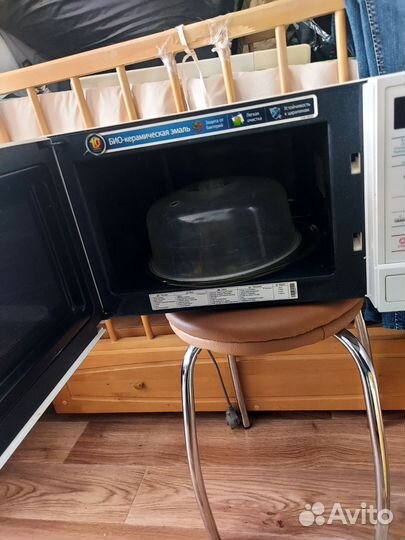 Микроволновка буSamsung ME731KR