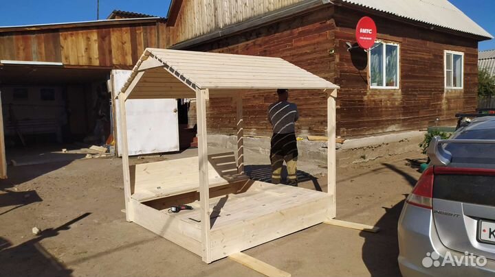 Песочница с крышей