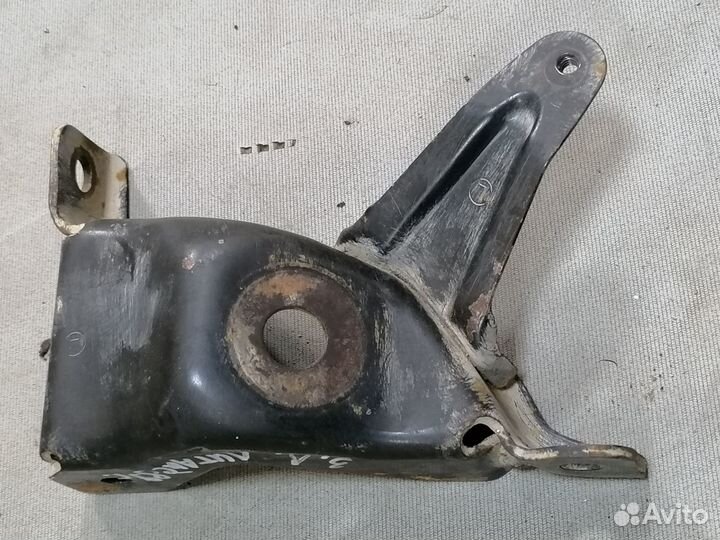 Кронштейн зад. лев. аморт. Toyota Lite Ace 1989