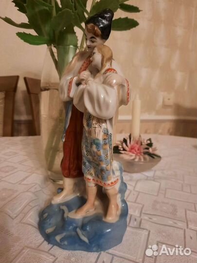 Фарфоровая статуэтка