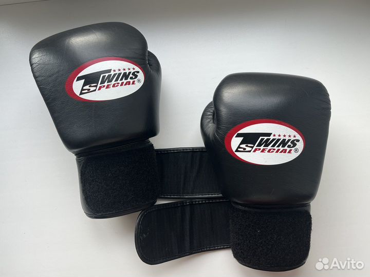 Боксерские перчатки twins 10 oz шлем накладки