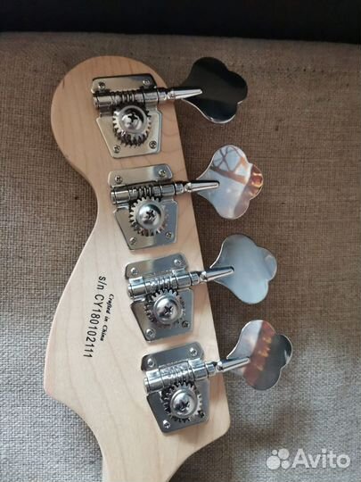 Бас гитара Fender Squier J bass