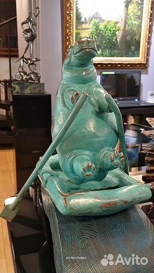 Скульптура бегемота в лодке «Покоритель волны»