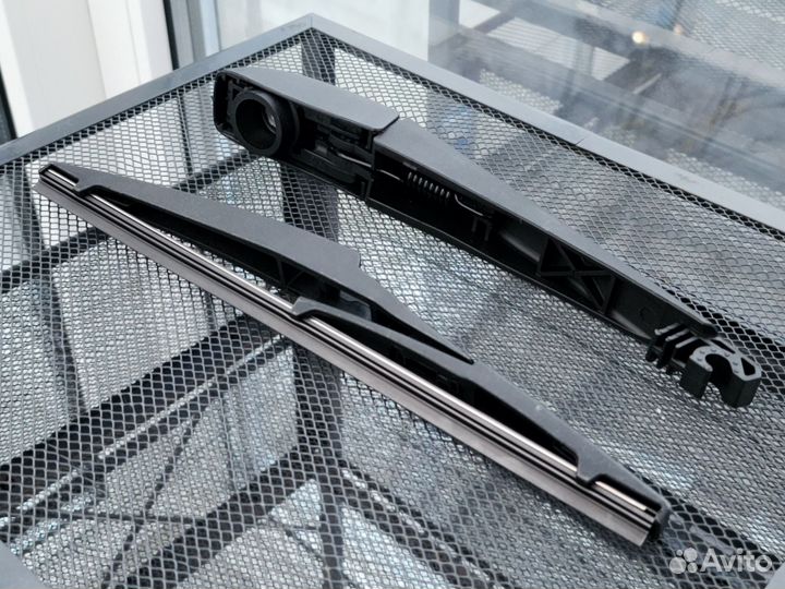 Новый Поводок дворника задний Toyota RAV4