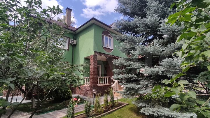 Коттедж 373 м² на участке 12 сот.