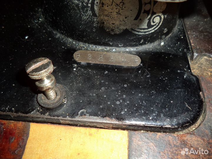 Продаю антикварную швейную машину velocitas