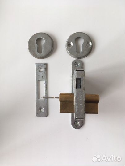 Замок дверной