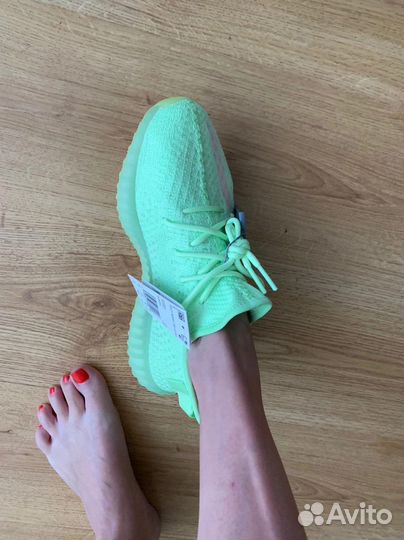 Крутые изики Adidas Yeezy Boost 350 V2 Glow 39