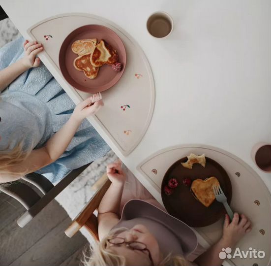 Нагрудник и коврик для кормления девочки новые