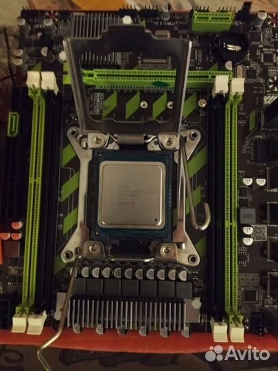 Материнская плата с процессором и памятью