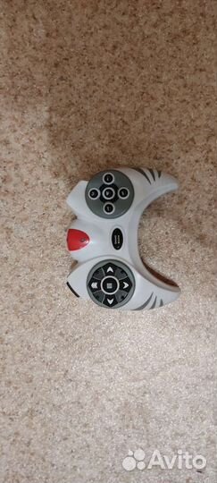 Большой динозавр на пульте управления