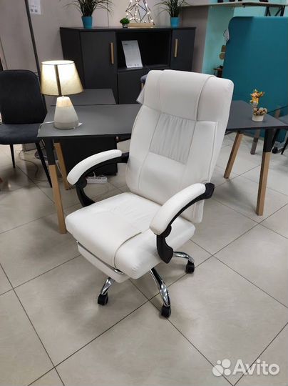 Компьютерное кресло с подставкой для ног