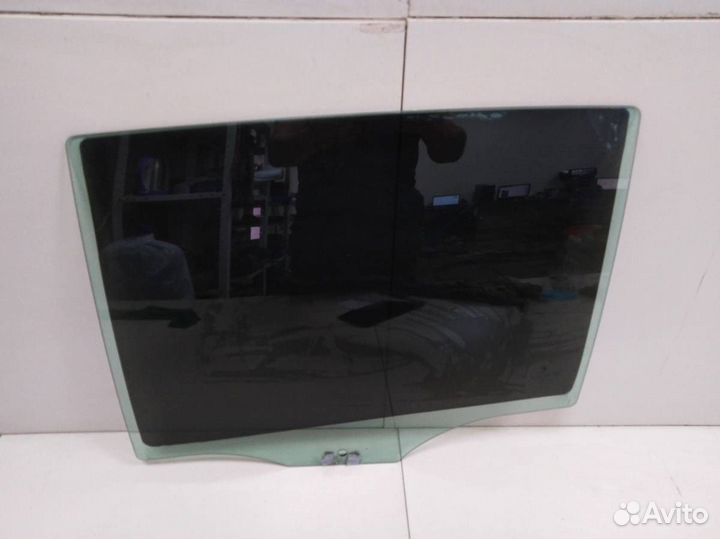 Стекло двери задней левой Skoda Superb 2008-2015