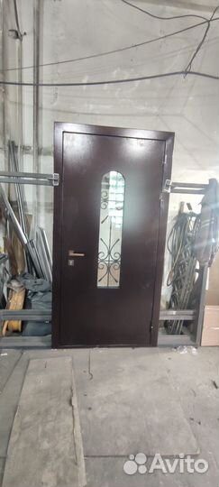 Дверь входная со стеклом и ковкой