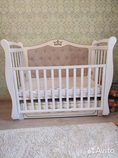 Детская кроватка с маятником