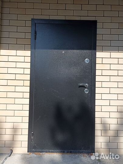 Продам металлическую дверь