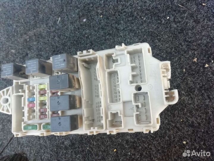 Салонный блок предохранителей Mitsubishi Lancer 1