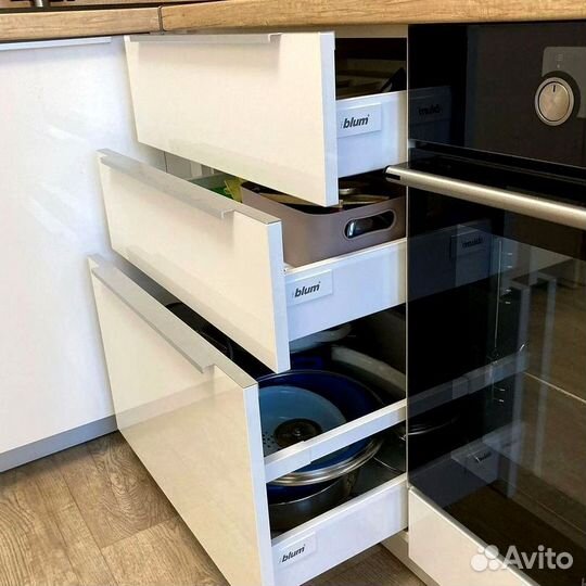 Кухонный гарнитур в современном стиле на заказ