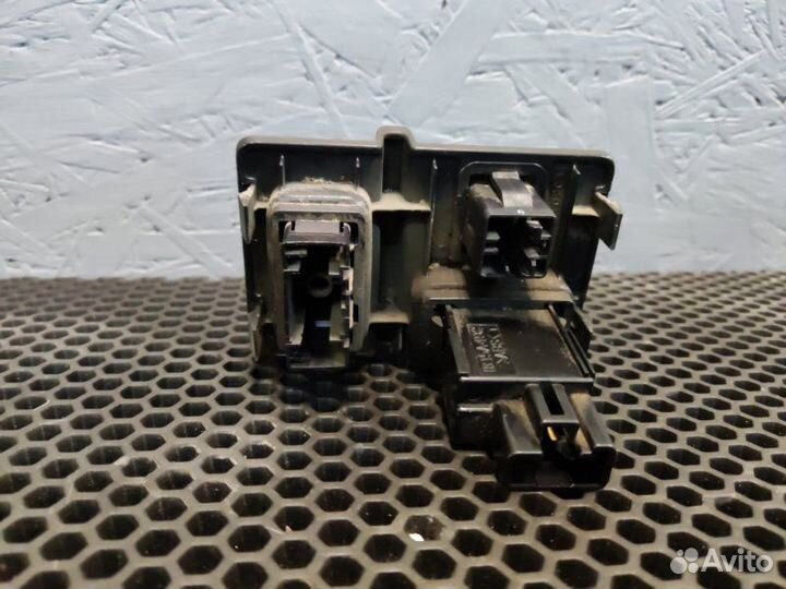 Кнопка открывания лючка бензобака Lexus Rx 350