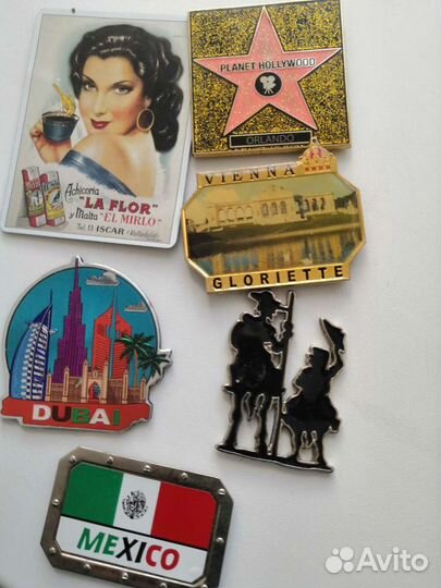 Брелки и магниты, значки