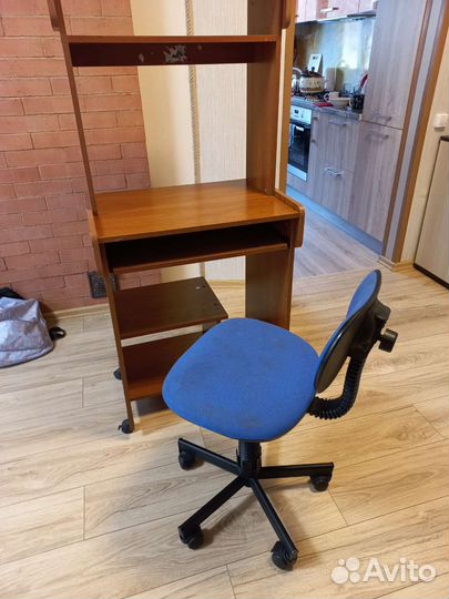 Компьютерный стол и кресло