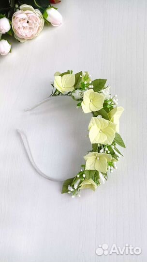 Ободок и бутаньерка с цветами на выпускной