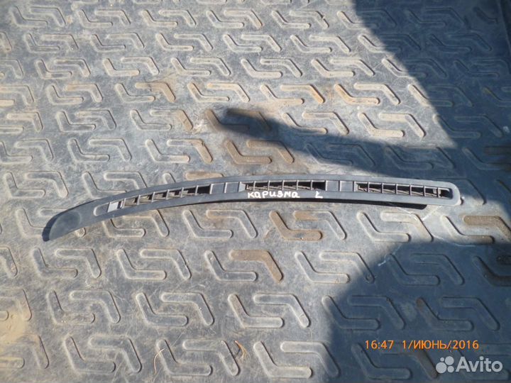 Дефлектор воздуховода левый на лобовое Каризма