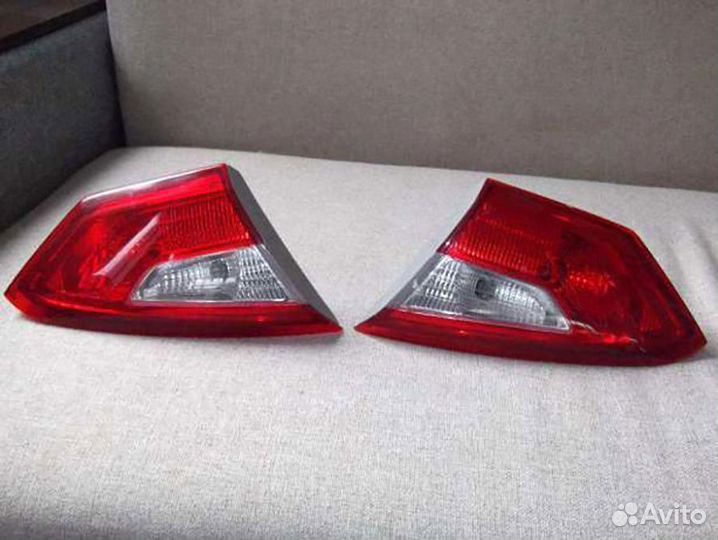 Фонарь задний правый внутренний Форд Фокус 3 Седан