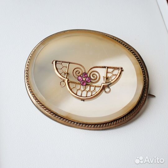 Антикварная брошь с халцедоном