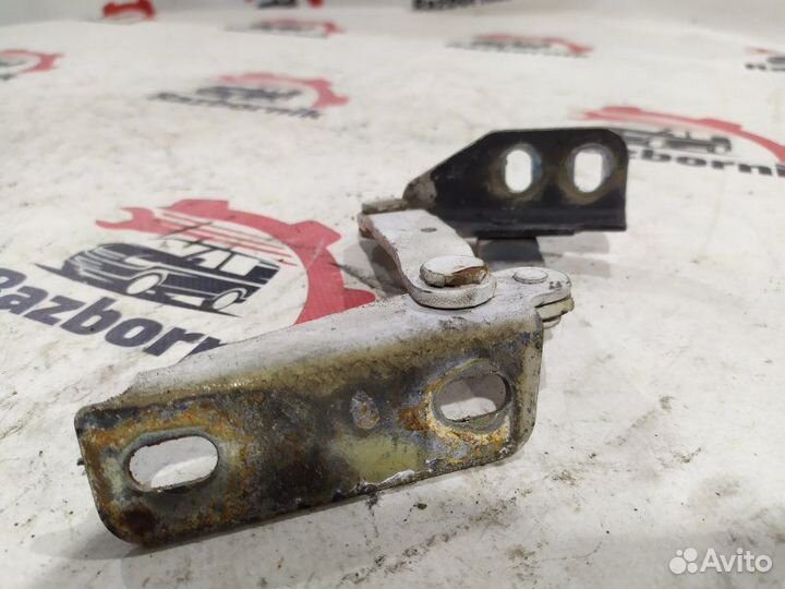 Петля капота правая Mercedes Sprinter W903 2.1D