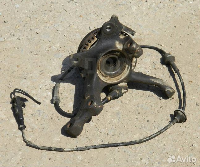 Кулак поворотный левый VW Passat B3 1.8