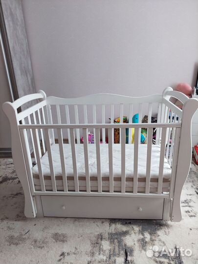 Детская кроватка с маятником и ящиком