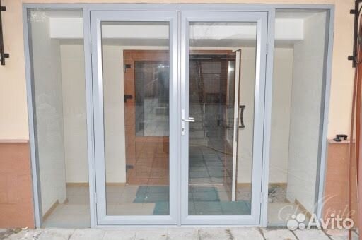 Алюминиевая дверь