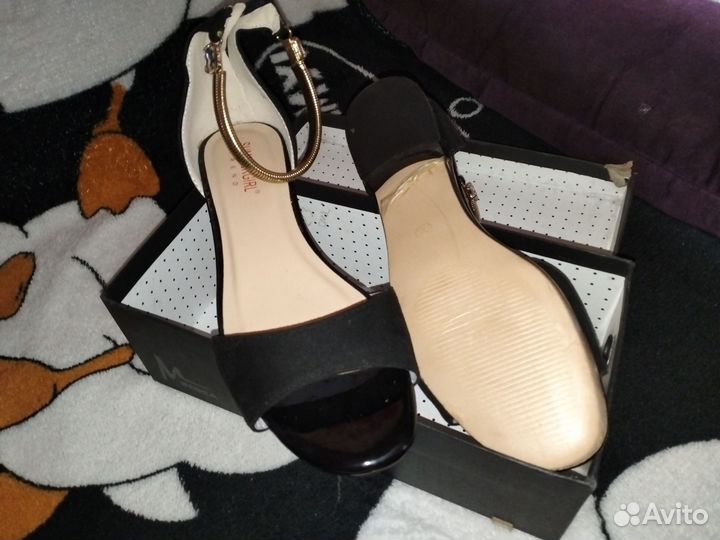 Босоножки. Бренд указан внутри