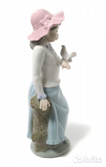 Фарфоровая фигура Девочка с голубем. NAO by Lladro