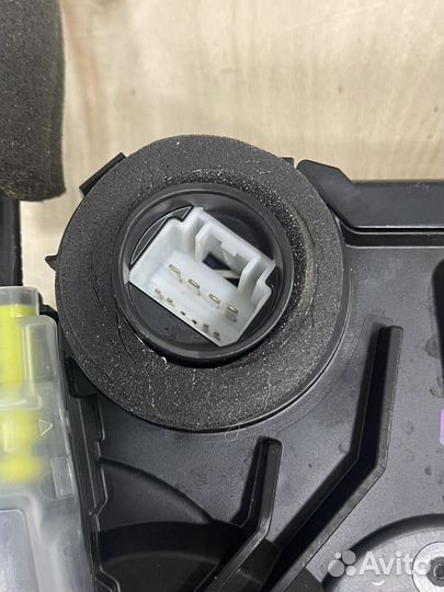 Замок двери задний правый Lexus RX450h