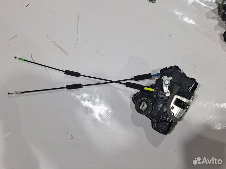 Левый Замок двери Toyota Camry XV4