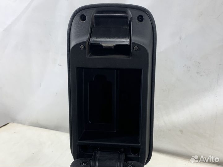 Подлокотник Mitsubishi Outlander 3