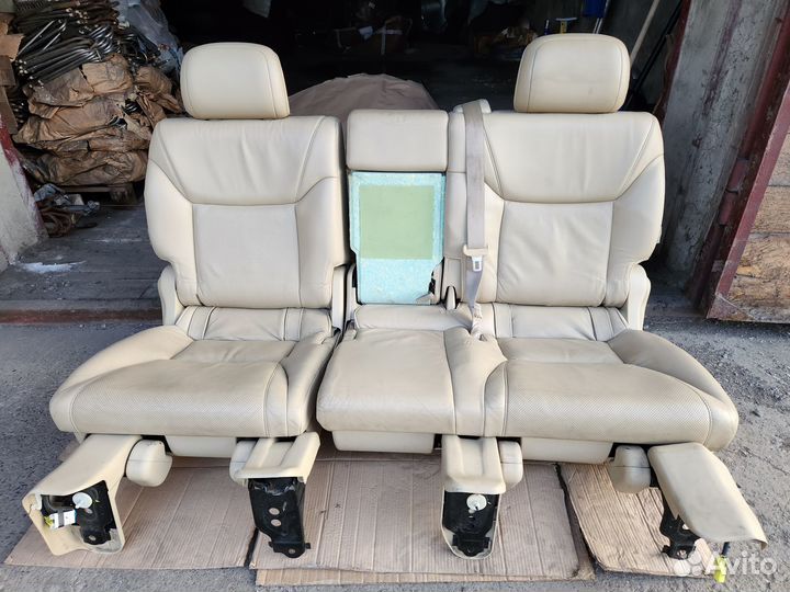 Второй ряд сидений Lexus LX570