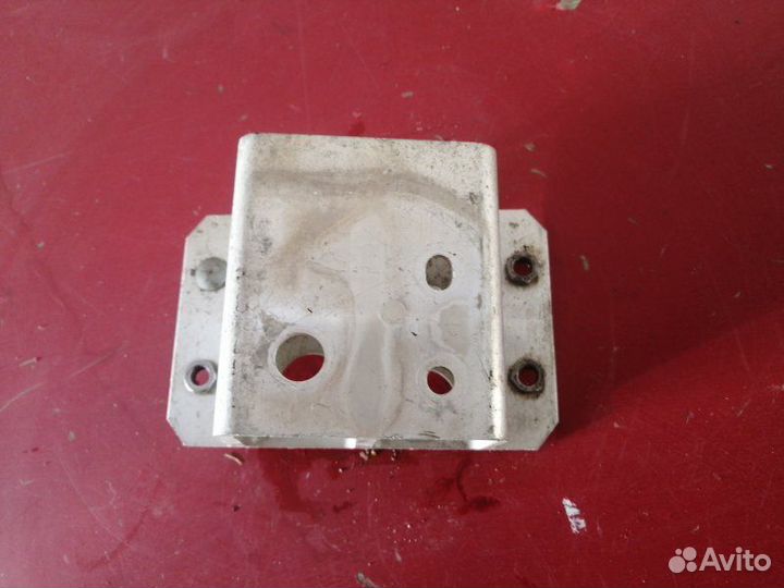 Кронштейн усилителя бампера задний правый Toyota