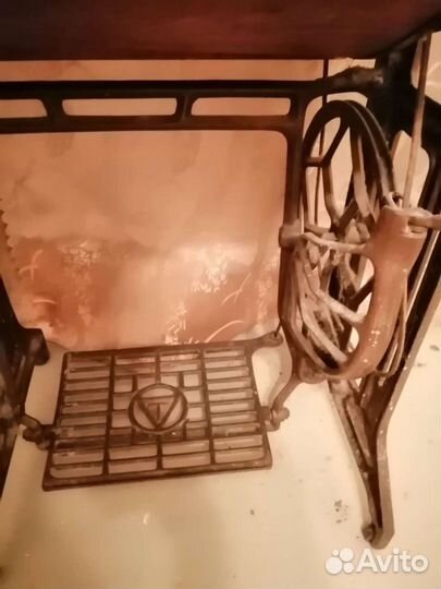 Швейная машинка с ножным приводом