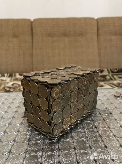 Маленький сундучок из монет номиналом 10 копеек