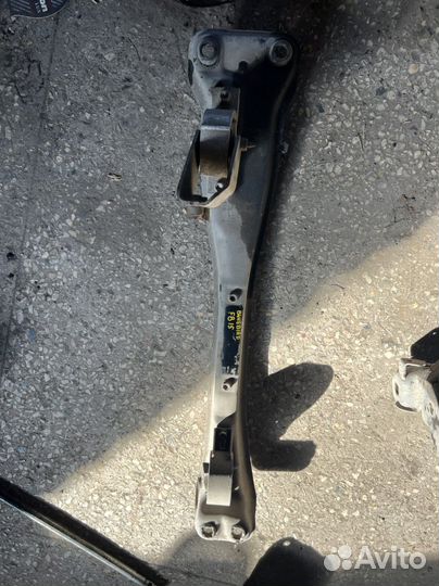 Лыжа балка подмоторнач Nissan Bluebird Sylphy