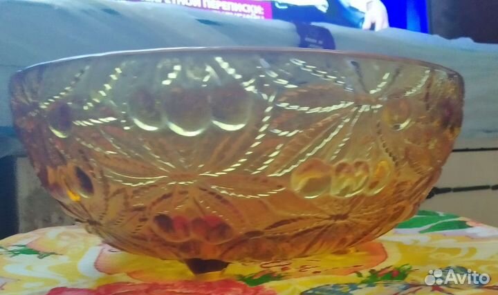 Ваза для фруктов на трёх ножках - шариках