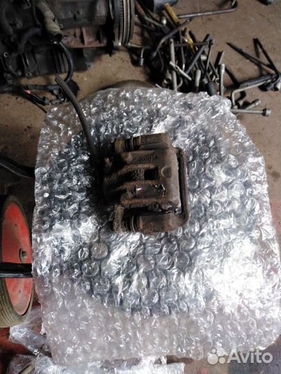 Супорт задний левый.Kia Rio от 2006-2010