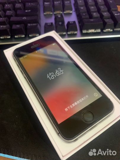Телефон iPhone SE
