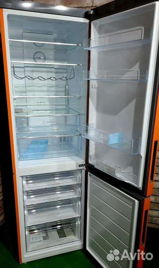 1788) Холодильник с морозильником Haier C2F636C